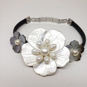 Natural Mother of Pearl Hand Carved Shells & Pearls Flower Bracelet  - Vintage